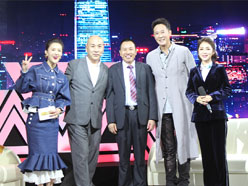 新望董事長(zhǎng)羅永輝與著名歌星劉尊老師、汪正正老師、郭津彤老師、主持人雅琪在北京電視臺(tái)錄制節(jié)目現(xiàn)場(chǎng)親切合影